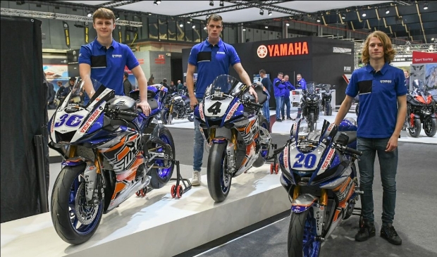 Melvin van der Voort (rechts nummer 20 op motor).