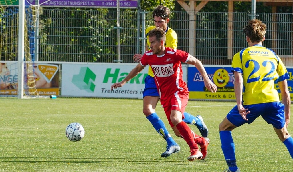 Lesley de Vette, hier in actie tegen  Nunspeet, scoorde twee keer tegen KHC.