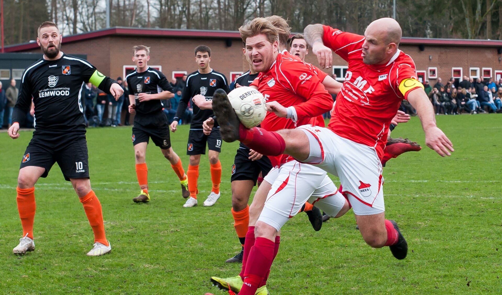 Stijlvolle actie van matchwinner Dennis Schaap die in de laatste minuut de 2-1 scoorde tegen TOV.