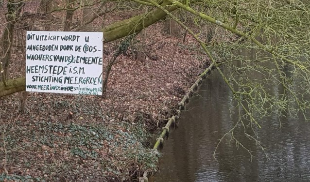 Meergroen heeft een bord met een ludieke boodschap geplaatst.