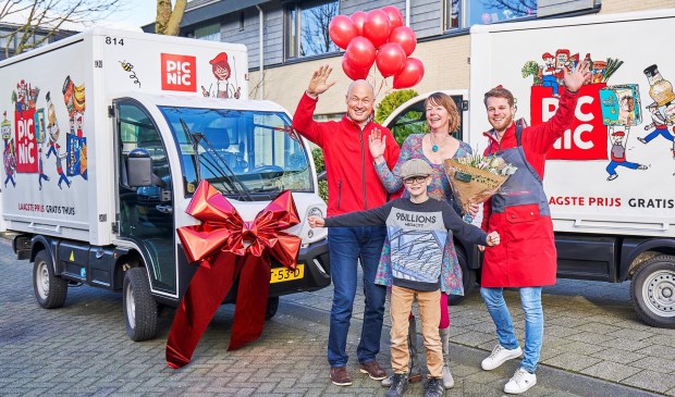 Met een eenmansfanfare verrastte Picnic Maaike Hooft en zoontje Luuk van der Heiden (9). Op hun adres heeft de websuper de miljoenste bestelling in Amersfoort bezorgd. Mede-oprichter van Picnic Joris Beckers (links) en runner van het eerste uur Jeroen Boumeester (rechts) delen mee in de feestvreugde.
