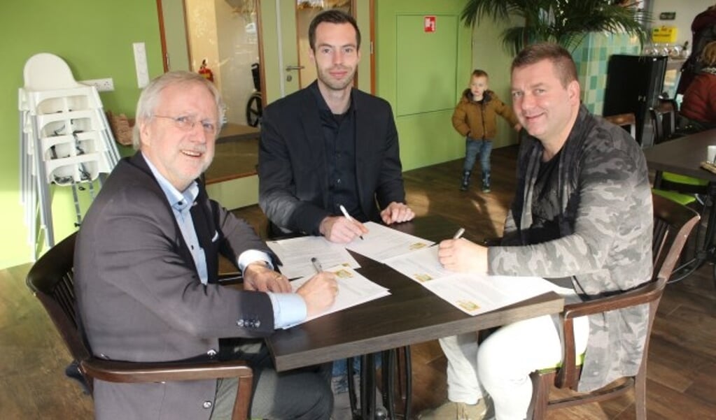 Vanaf links: Gerrit van de Weerd, Stefan Tanis en Willem Geerts. Zetten hun handtekeningen voor samenwerking. (Foto: Henk Jansen)   