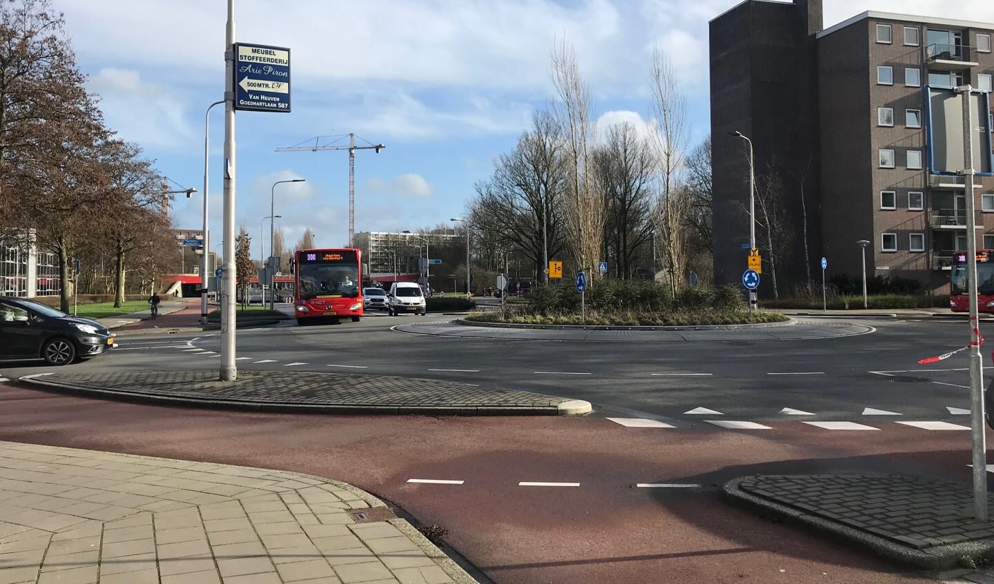 De gemeente onderzoekt of er op de rotonde Van Prinsterererlaan/Oranjebaan aanvullende maatregelen nodig zijn. 