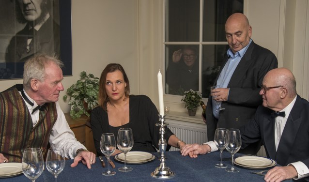 Een scene uit 'De Dinner Party, dat gespeeld is tijdens Gluren bij de buren.