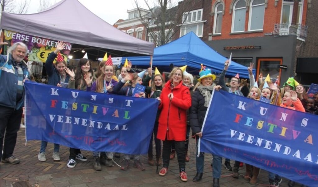 Op een feestelijke manier werd zaterdag gewezen op het komende Kunstfestival Veenendaal 2020. De optocht van aandachtstrekkers hield halt op een verscheidenheid aan locaties in het centrum. 