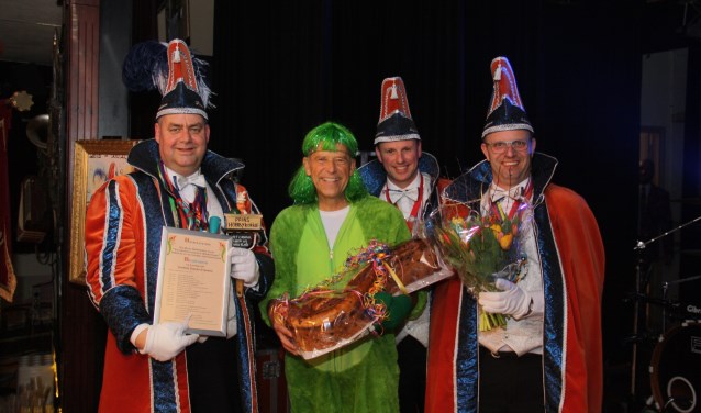 Jaap Schouten te midden van Prins HobbyKokkie en adjudanten Flauw en Lauw.