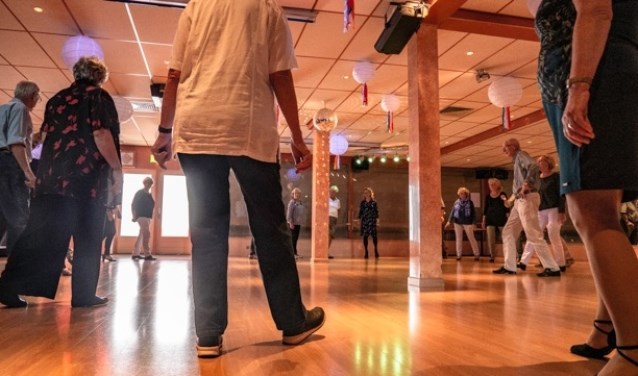 Maandelijks ontmoeten senioren elkaar op de dansvloer en vragen: ,,Mag ik deze dans van u?"