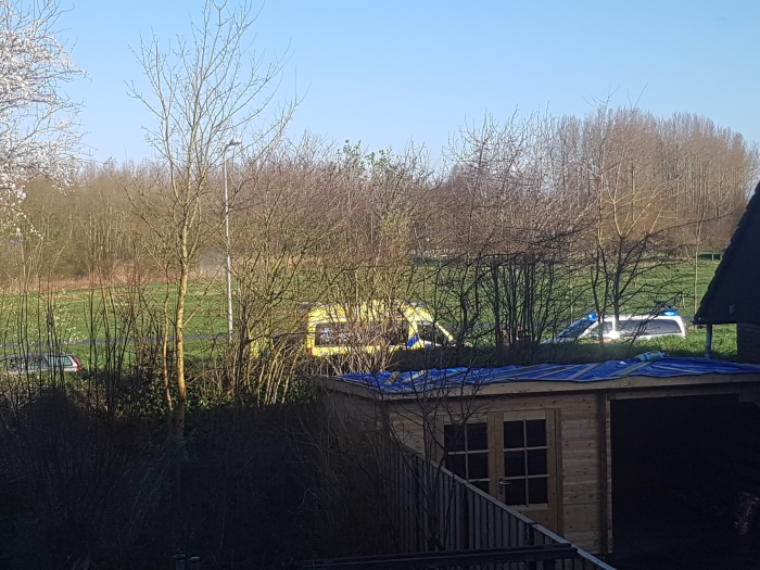 ambulance en politie ter hoogte van het ongeluk vanmorgen 25 februari op de Rondweg
