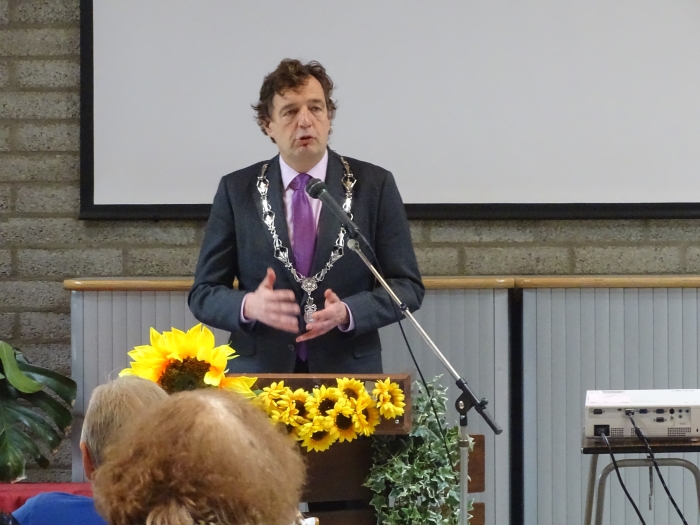 De burgemeester spreekt de feestgangers toe