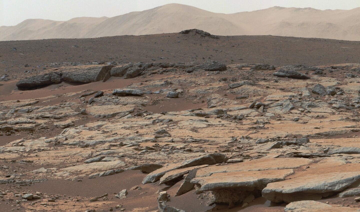 Zicht vanaf Curiosity op de krater