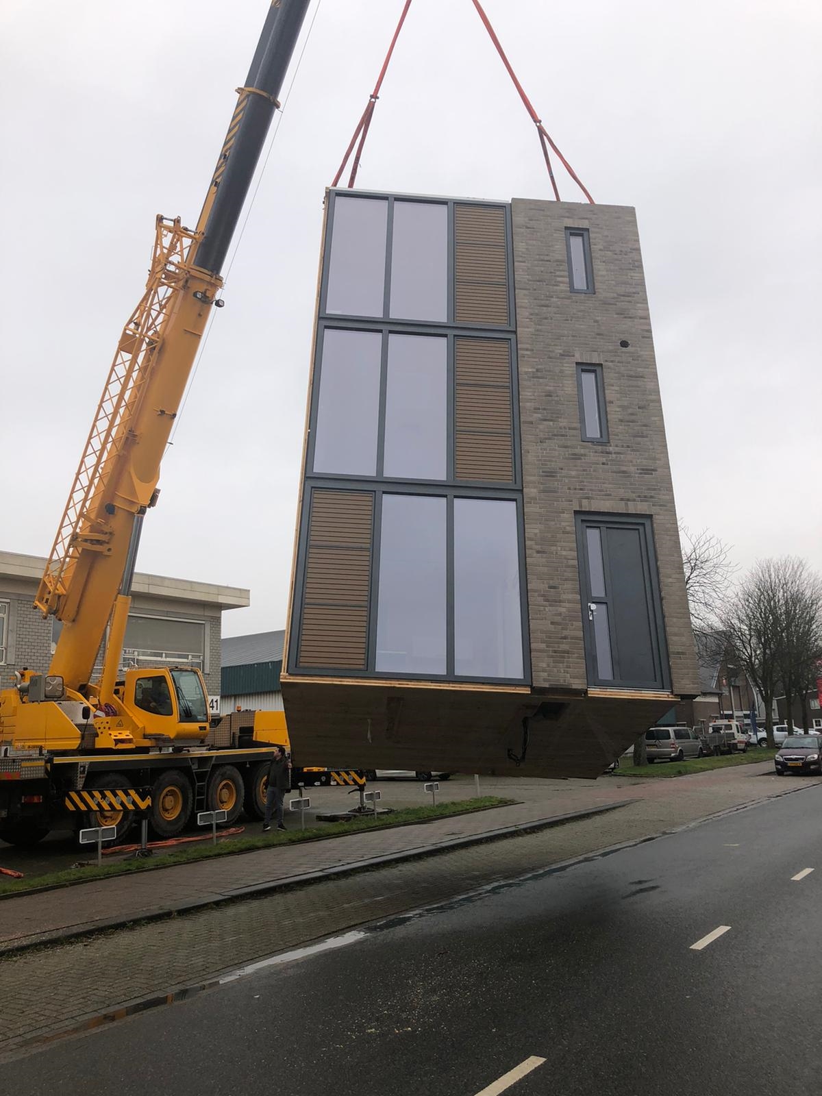 Een flexwoning wordt geplaatst