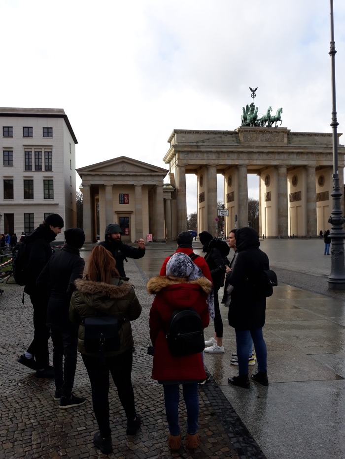 Studenten tijdens de historische tour door Berlijn