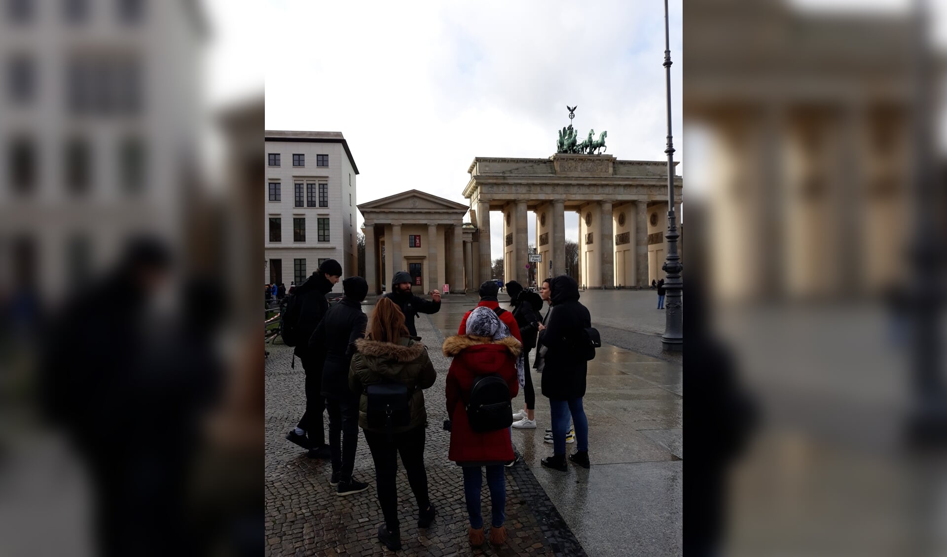 Studenten tijdens de historische tour door Berlijn 