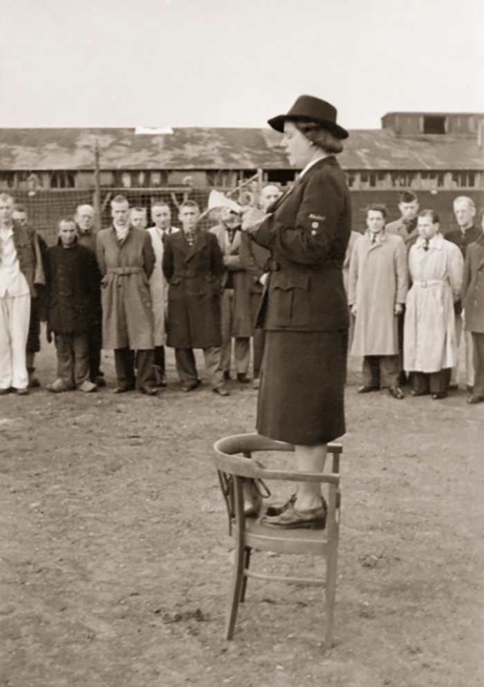 Leusden, 19 april 1945 Loes van Overeem is tijdens de Tweede Wereldoorlog eerst als verpleegster werkzaam bij het Rode Kruis, later wordt ze hoofd van de afdeling Speciale Hulpverlening. Omdat Van Overeem toegang heeft tot de bevelhebber van de SD en
