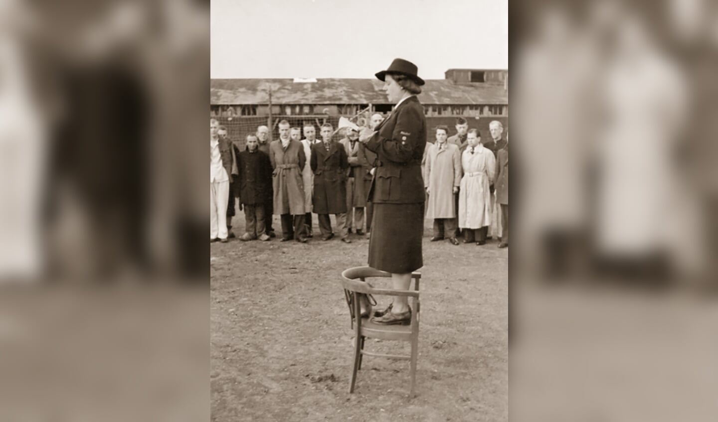 Leusden, 19 april 1945 Loes van Overeem is tijdens de Tweede Wereldoorlog eerst als verpleegster werkzaam bij het Rode Kruis, later wordt ze hoofd van de afdeling Speciale Hulpverlening. Omdat Van Overeem toegang heeft tot de bevelhebber van de SD en