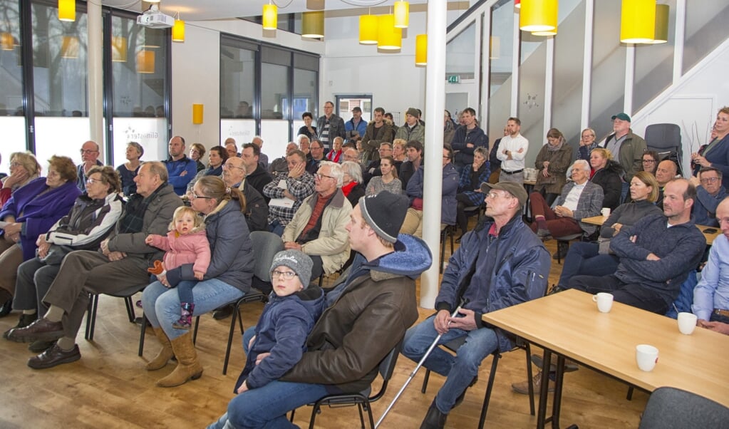 Er kwam dinsdag veel publiek af op het inloopspreekuur van de gemeente Barneveld in Grand Café ONS in De Glind. 