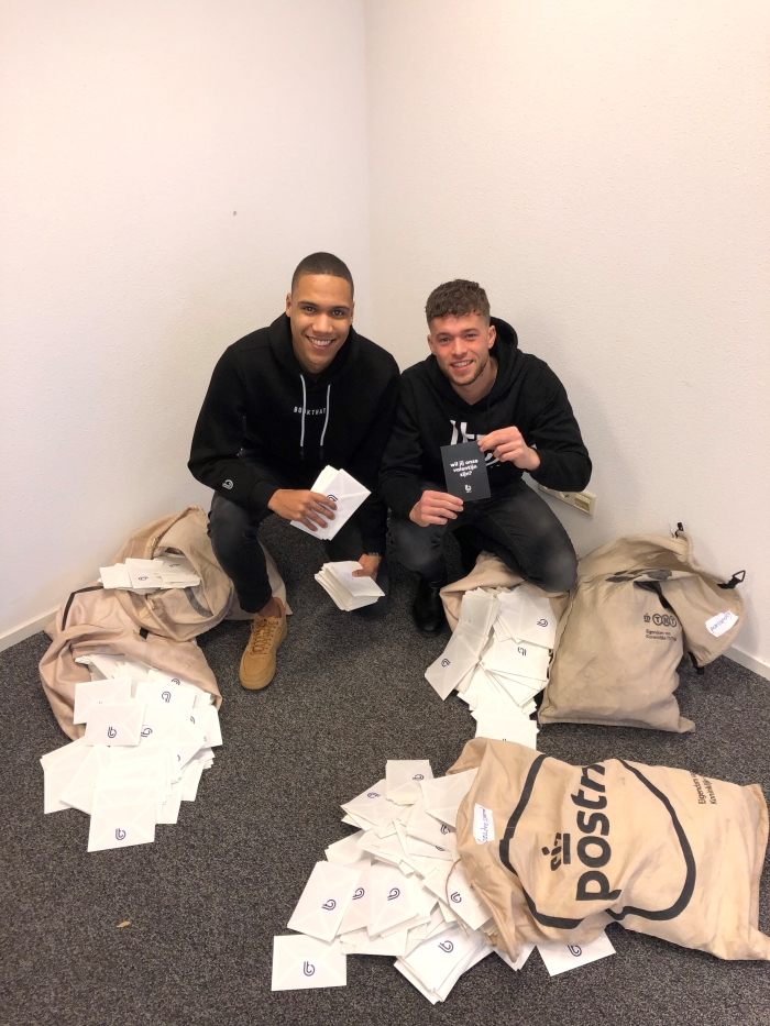 Janic Makizodila en Léon Meiboom met de 5000 kaarten