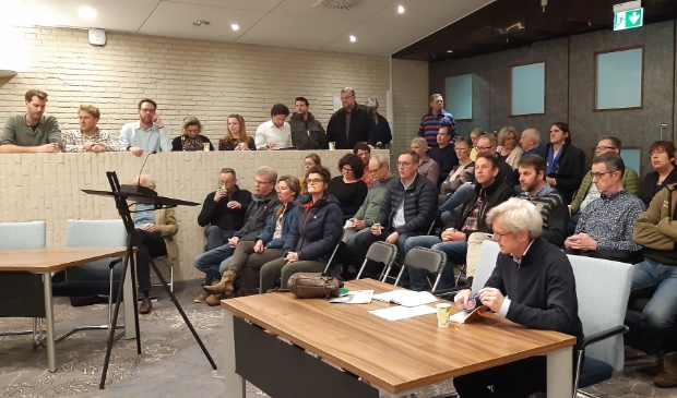 De publieke tribune zat vol toen de zonnevelden vorig jaar besproken werden