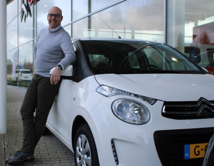 Nathan van Dommelen poseert bij de Citroën C1 die nu aantrekkelijker is dan ooit!