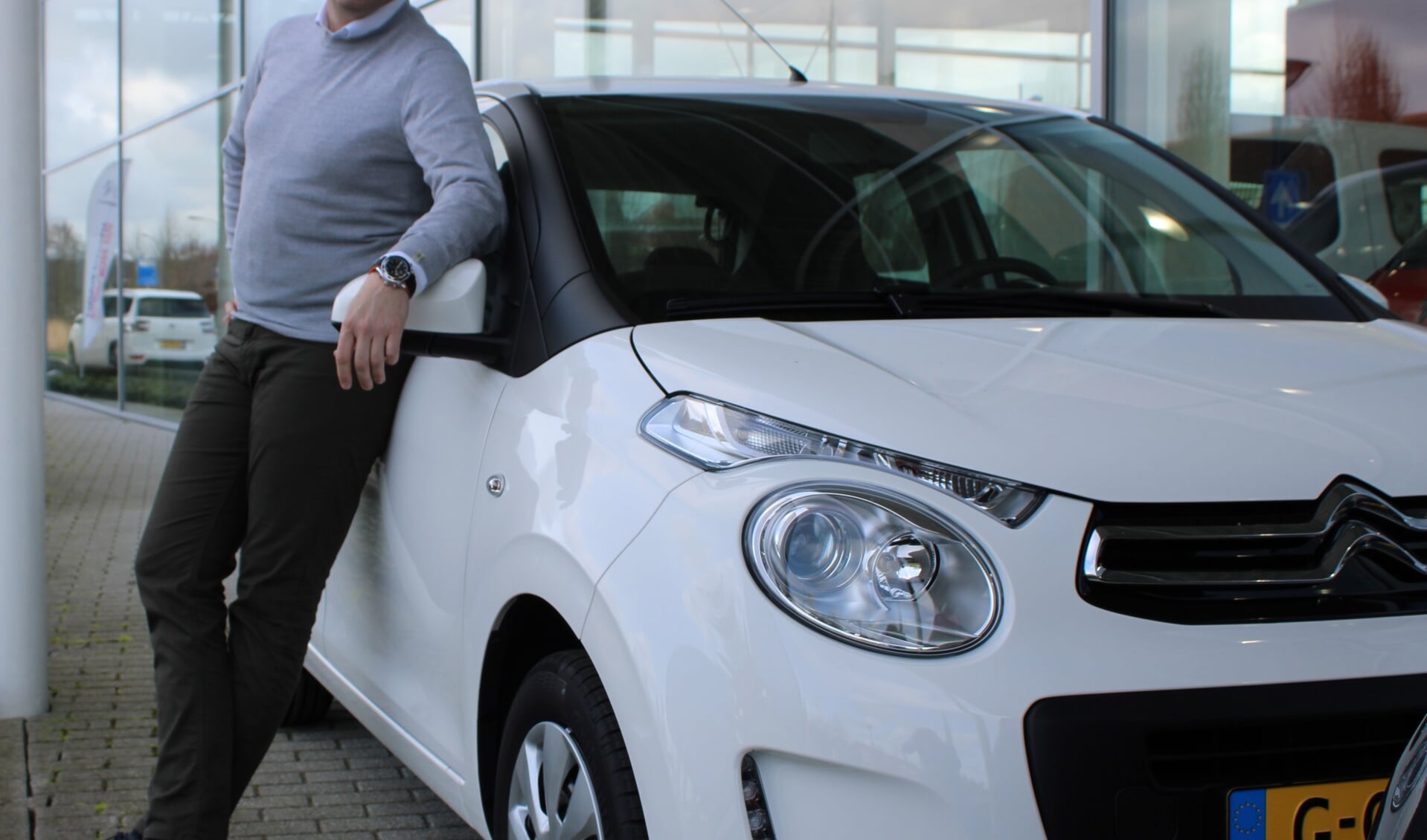 Nathan van Dommelen poseert bij de Citroën C1 die nu aantrekkelijker is dan ooit!