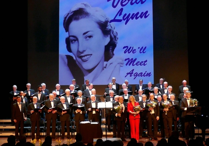 ENKA Mannenkoor Ede, op de voorgrond Maarten-Jan Dongelmans (Muzikaal leider) Petra Berger, pianisten Ronald Aalbers en Edwin Schimscheimer en EME solist Bart Klein Bart Klein en de pianisten Ronald Aalber,