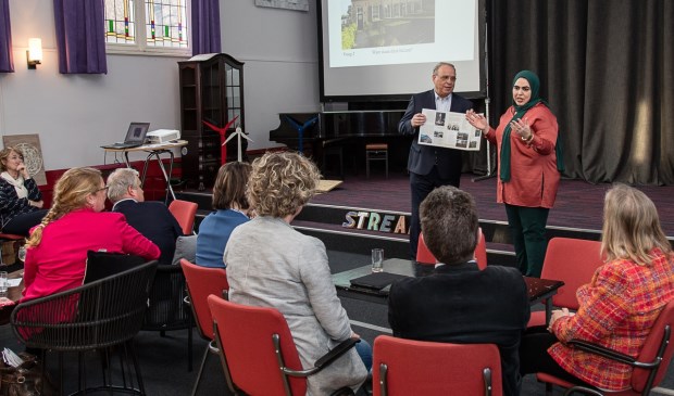 De overhandiging van het jaarverslag van de Commissie Ruimtelijke Kwaliteit door CRK-
voorzitter Jan van den Brink aan wethouder Nadya Aboyaakoub-Akkouh.