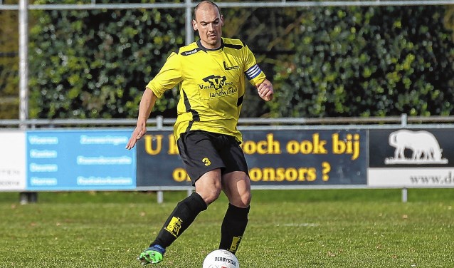 Tom Cozijnsen in actie als aanvoerder van Lunteren.