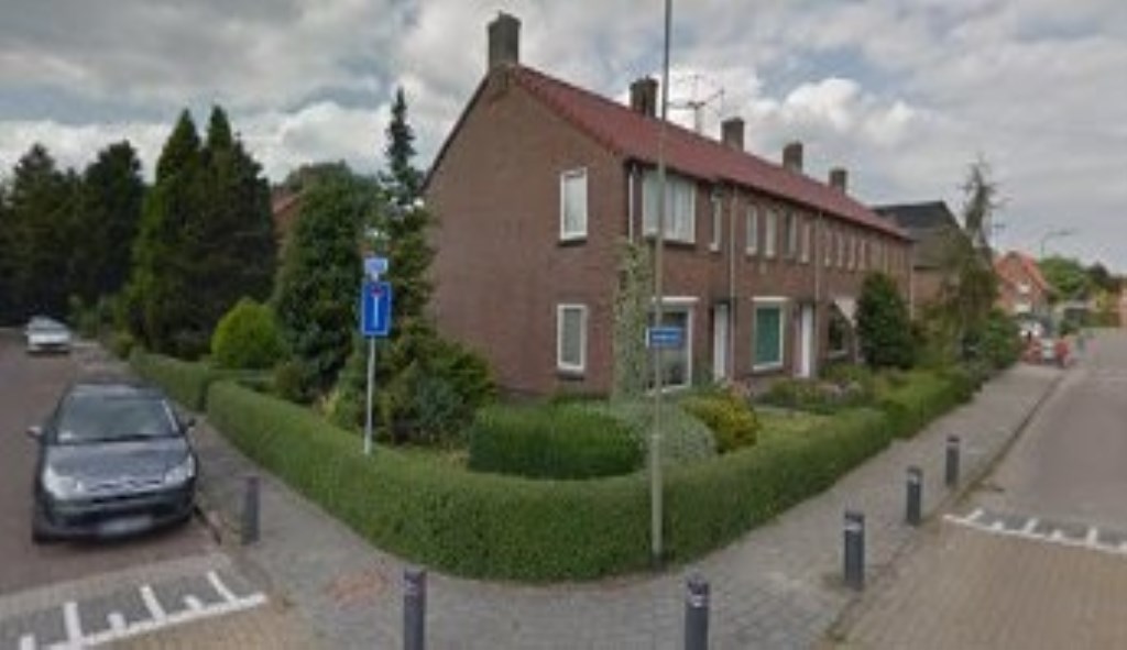 Hoek Vierzinnen/Nieuwstraat. De tien woningen zijn volgens woningcorporatie Woonstede aan het einde van hun levensduur.