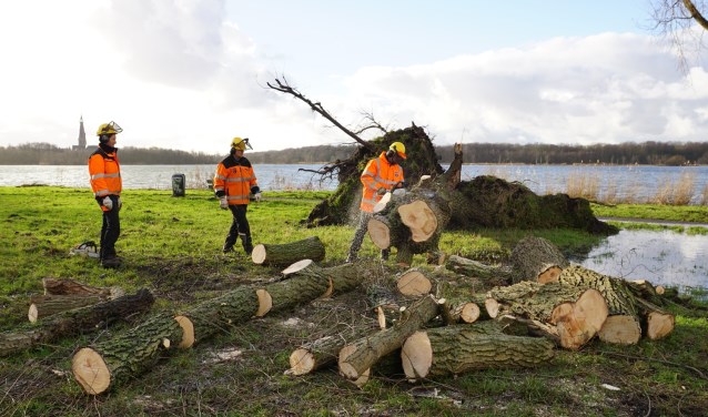 Bomenploeg in actie tijdens eerdere storm.