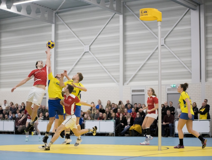 De heren van Merwede/Multiplaat en Kinderdijk in een rebound duel