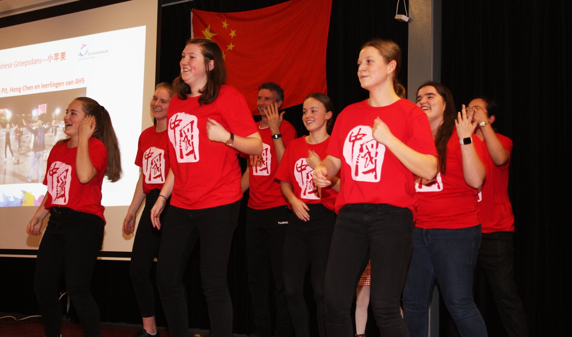 Leerlingen van atheneum 5 presenteren een Chinese dans