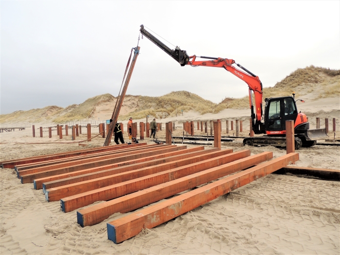 Lezersfoto Houten Palen Voor De Fundering Van Strandpaviljoen De