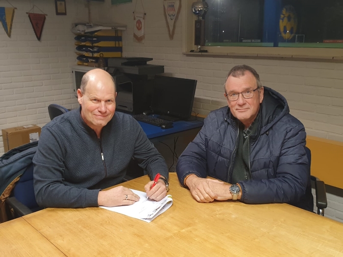 Nieuwe Hoofdtrainer Edwin Bakker links op de foto en rechts voorzitter Andre Westerhout