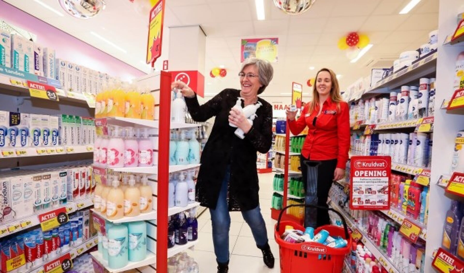 Marian Glasmeier weet voor Bliss Shine For Cancer veel in te slaan tijdens het gratis winkel-minuut. (Deze foto: Bibi Neuray/Photo Republic, andere foto's: Pieter Vane)