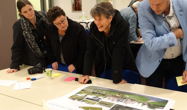 <p>Even terug in de tijd, toen participatie nog betekende: samen naar een plankaart kijken (archief 9 februari 2020)</p>