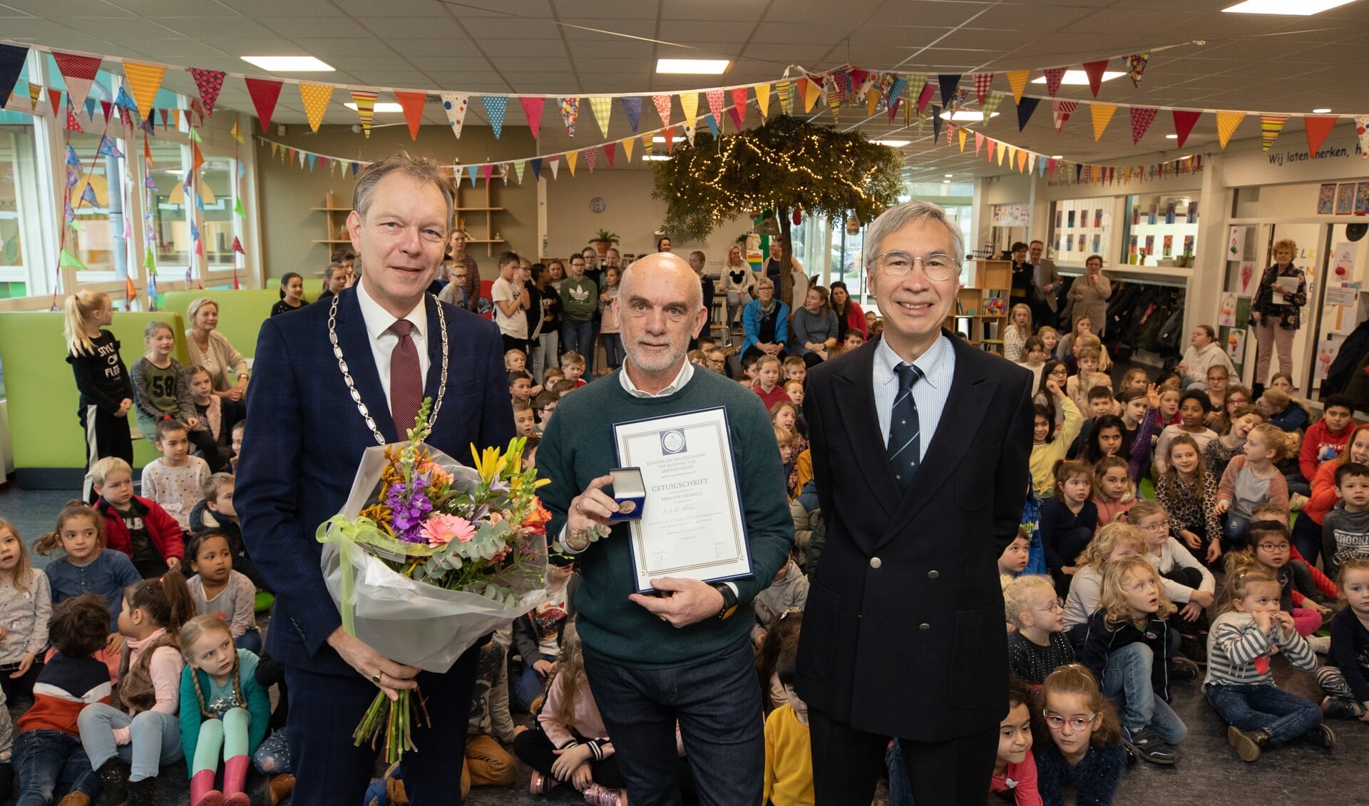 Raadslid Peter Blokker (Baarn) kreeg de bronzen medaille van de K. M. R. D. (drenkelingen.De onderwijzer van basisschool de Wegwijzer in Soest kreeg de medaille voor alle 200  leerlingen van de school.Naast burgemeester Mark Roell van Baarn was ook bestuurslid Thomas van Gulik van de Koninklijke Maa