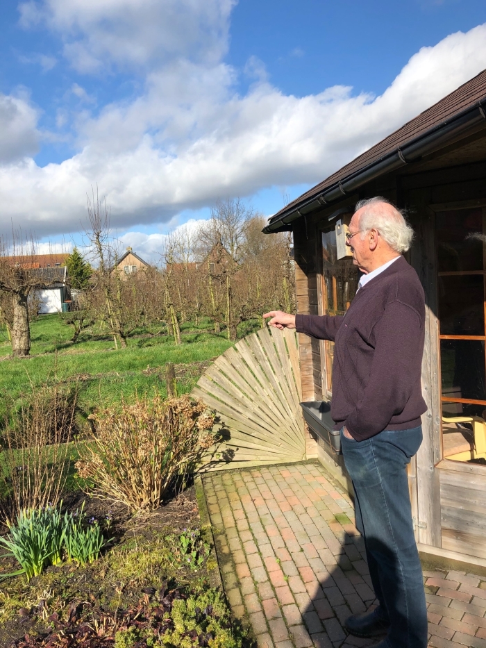 Jan Odijk wijst de plek aan waar het huis komt