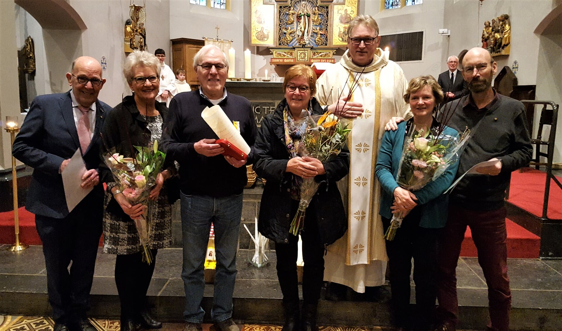 gedecoreerden Jan de Jong, Fons van der Zant en Gerard Harman met echtgenotes en pastoor Hogenelst