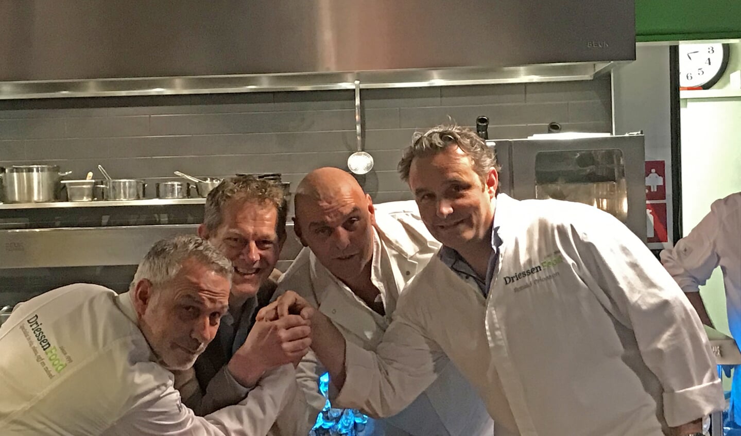 Christiaan Driessen (Directeur), Gerhard Frijling (Directeur), Gertjan Kiers (Vleesspecialist) en Ronald Driessen (Directeur) geven elkaar een alternatieve handdruk.