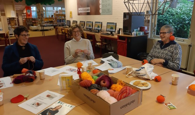 vlnr: Digna van Bennekum, Jopie van de Ree en Truus Boes.