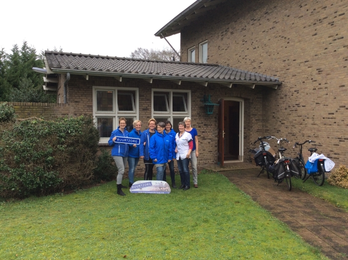 Teamleden van Buurtzorg Ede West voor hun nieuwe kantoor.