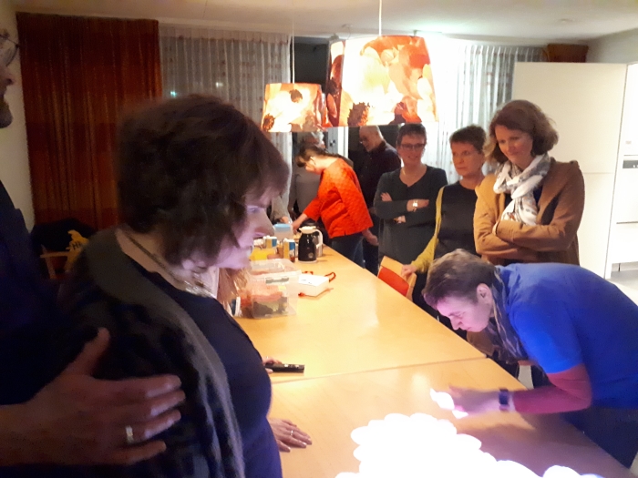 Susanna is fanatiek bezig met een Tovertafelspel
