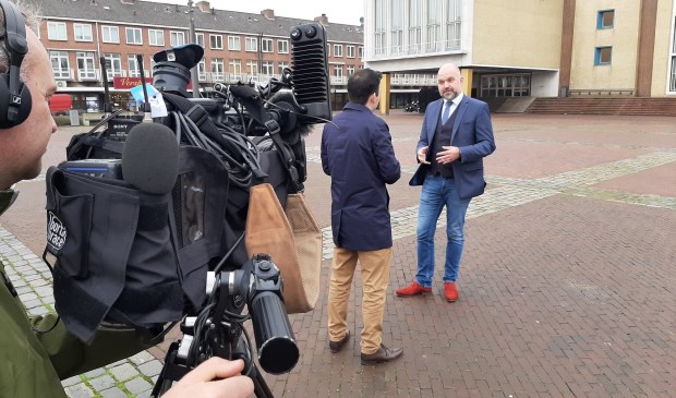De Britse tv-ploeg op bezoek in Velsen.