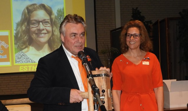 Voorzitter John Stassen benoemt Esther Kroon tot nieuwe voorzitter van Oranjevereniging Beatrix.