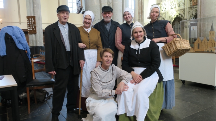 Spelers van Levende Historie presenteren zich in de St. Joriskerk ter gelegenheid van het evenement Amersfoort Aangenaam