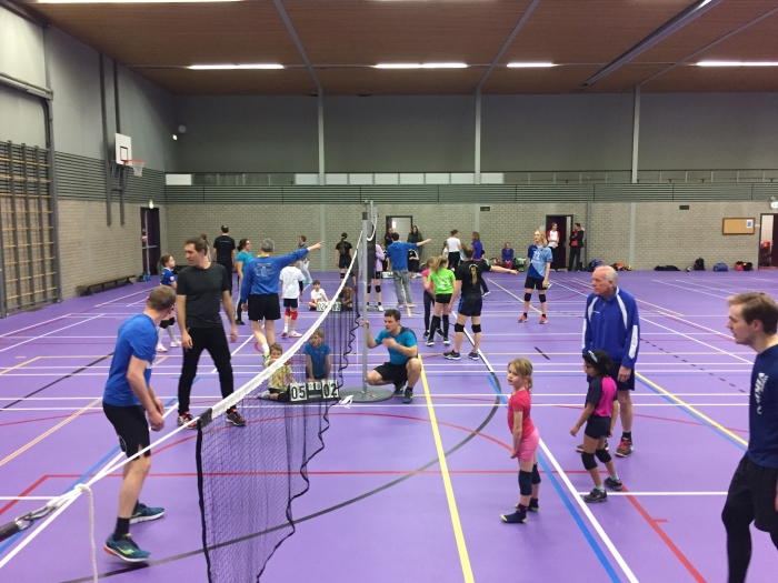 Samen volleyballen tijdens het ouder-kind toernooi van V.C. Kromme Rijn