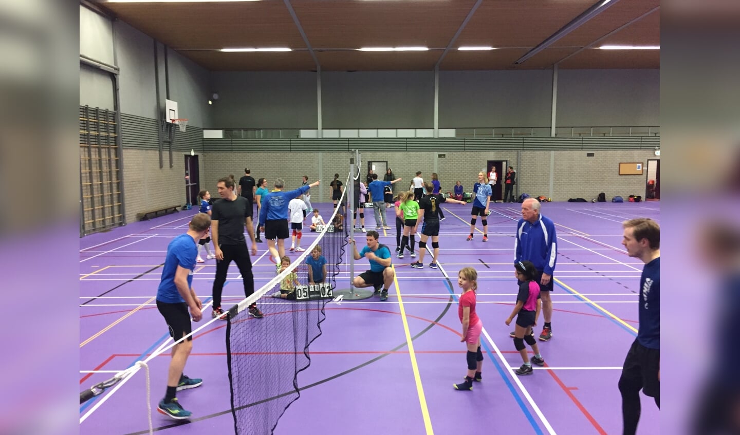 Samen volleyballen tijdens het ouder-kind toernooi van V.C. Kromme Rijn
