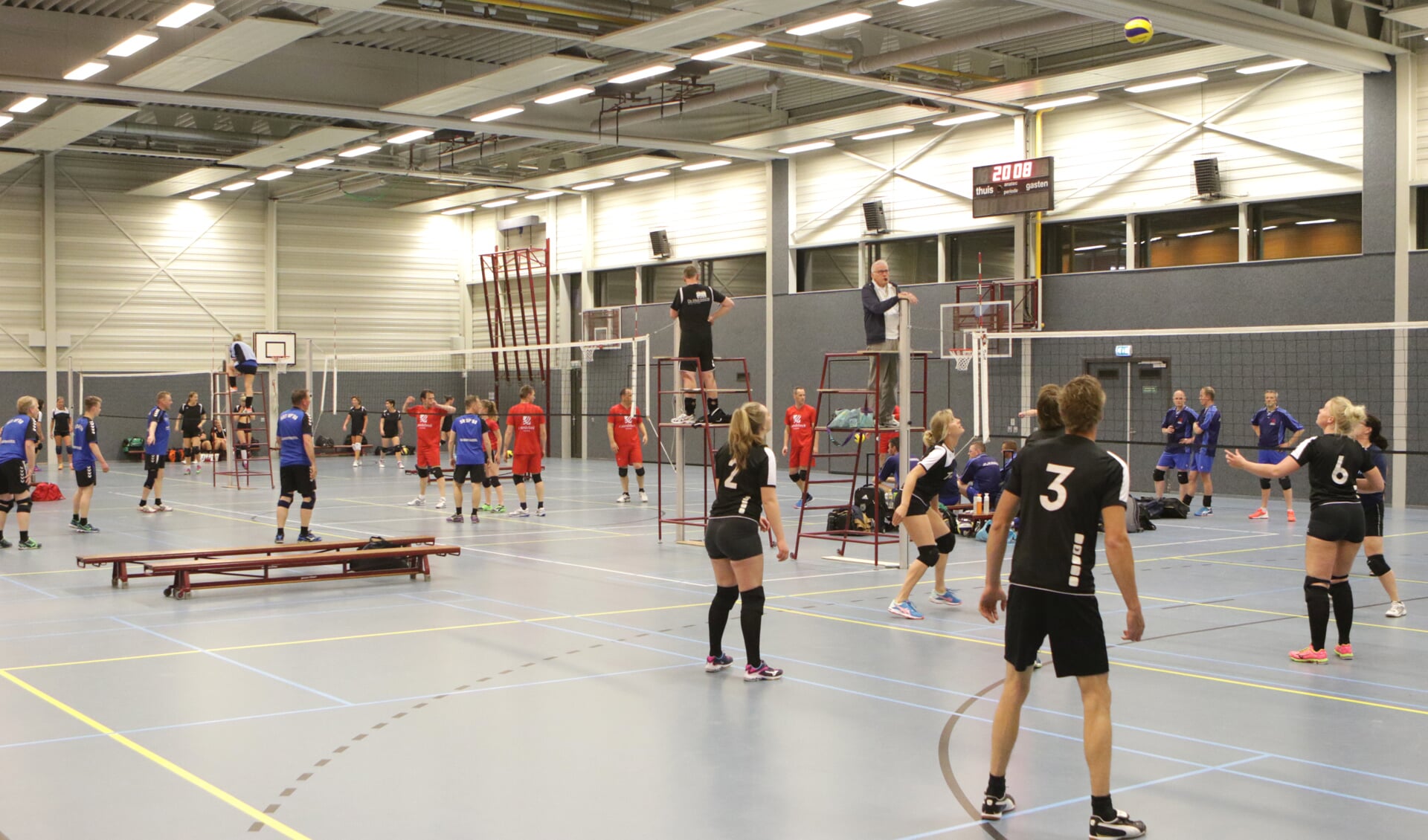 De Meerwaarde vormt het decor voor het 49e seizoen van het bedrijfsvolleybaltoernooi.