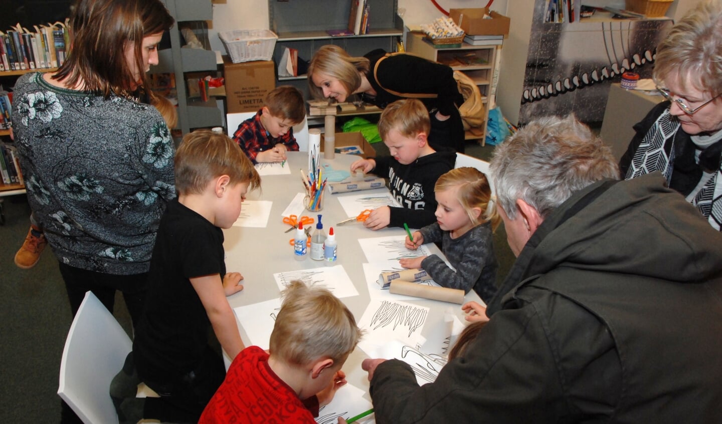 Naast voorlezen was er knutselen, een memoryspel en een puzzel.