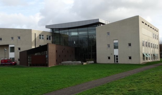 <p>Het gemeentehuis in Odijk, het bruine bakstenen deel is de raadszaal</p>